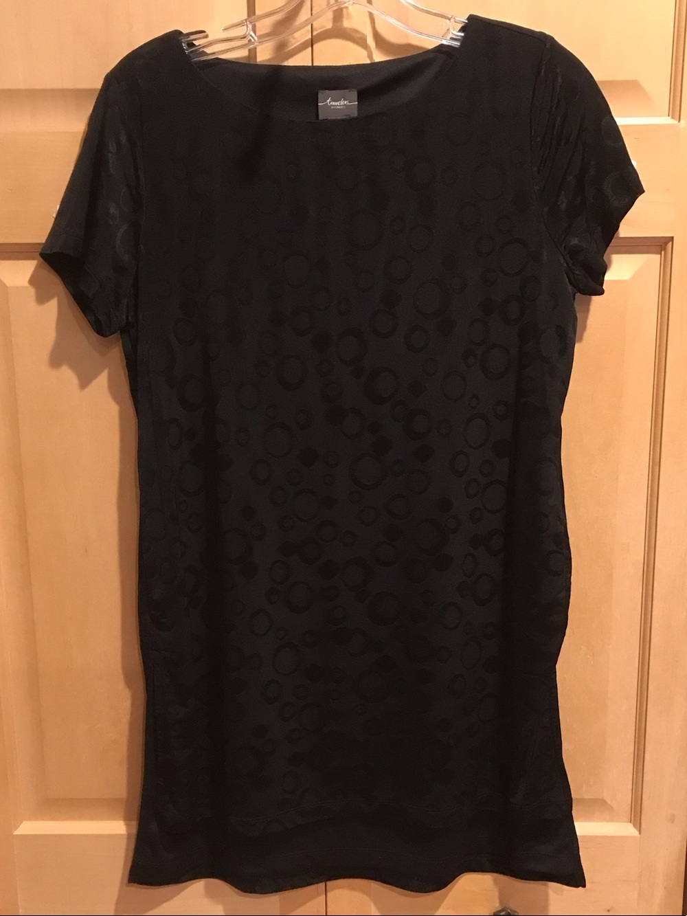 New Chico’s Black Short-Sleeve Tunic with Subtle Circle Jacquard Design